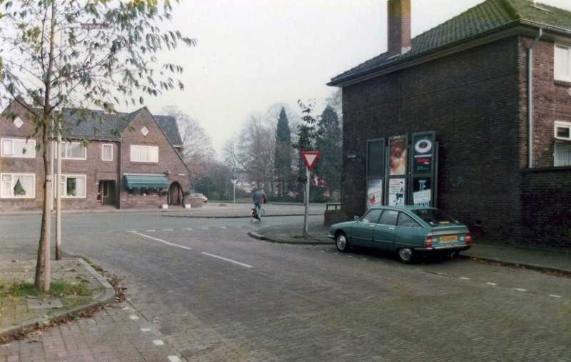 Tulpstraat,Laaressingel met aan de overkant de Floraparkstraat..jpg