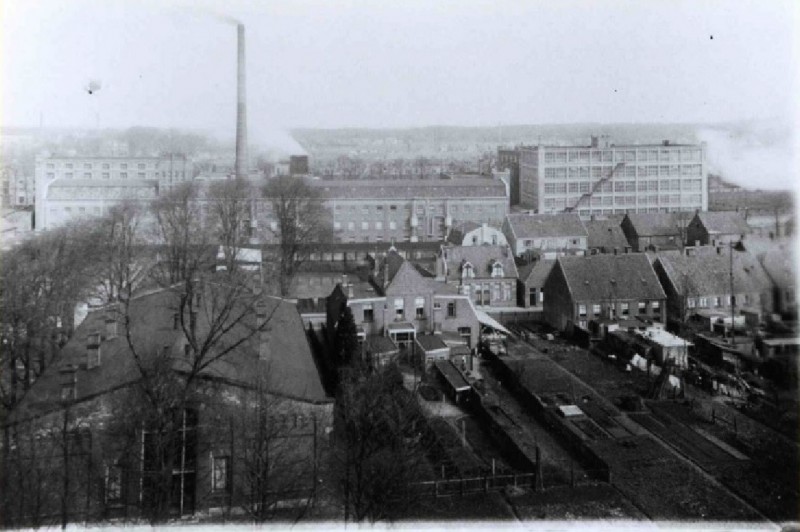Hoge Bothofstraat april 1925 Van Heek en Co. gezien vanaf watertoren. Op voorgrond links 2e Openbare Lagere School.jpg