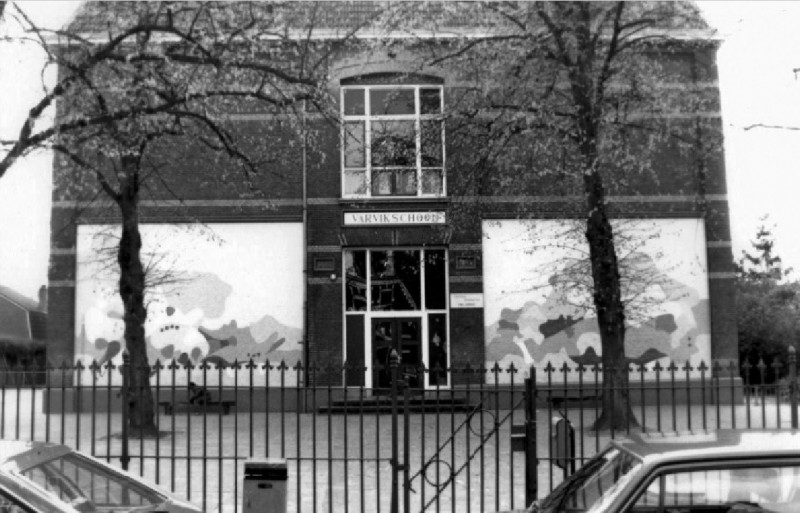 Javastraat 6 Varvikschool met wandverbetering. Kunstenaar W. Kamphuis.jpg
