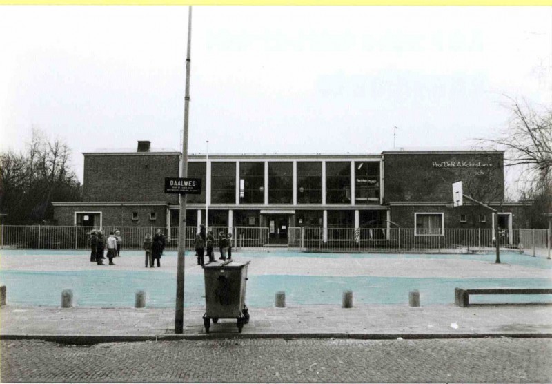 Daalweg 1980 Kohnstammschool, speelplaats.jpg