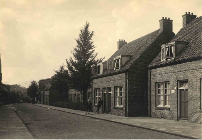 Laaresstraat richting Rozenstraat, een aantal arbeiderswoningen 1922.jpg