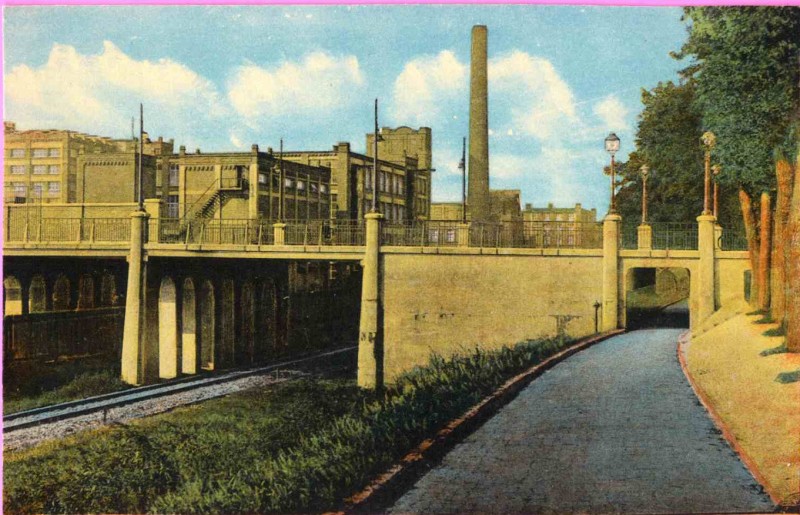 Oliemolensingel 1925 De Edo Bergsmabrug, gezien in westelijke richting, met de textielfabrieken van Van Heek en spoorlijn naar Duitsland..jpg