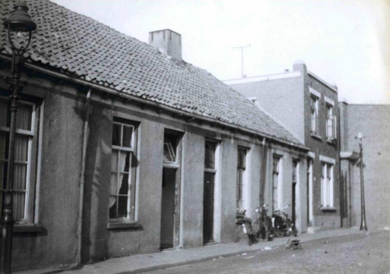 Zwanensteeg 1954 zijstraat Minkmaatstraat.jpg