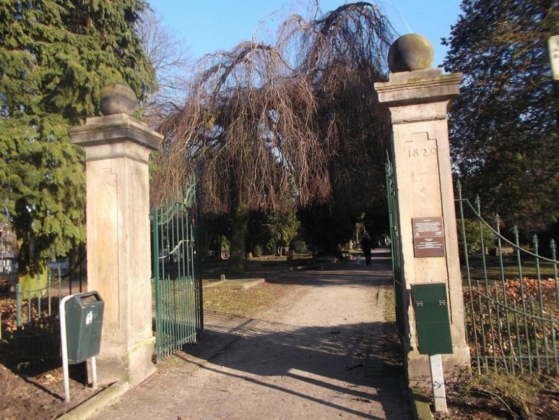 Deurningerstraat Boerenkerkhof poort.JPG