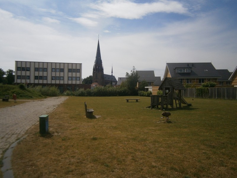 Korenbloemstraat speelplek zicht op Oosterpoort.JPG