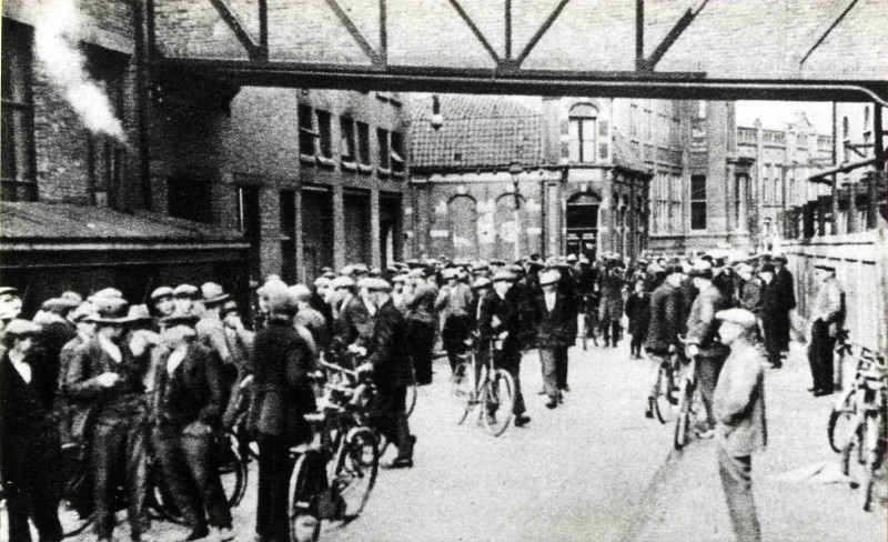 Lage Bothofstraat Stakende arbeiders bij fa. Nico ter Kuile, tijdens textielstaking van 28.11.1931.jpg