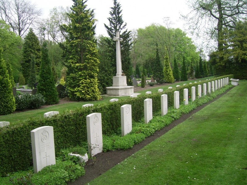 Noord Esmarkerrondweg 407 oorlogsgraven Oosterbegraafplaats (2).jpg