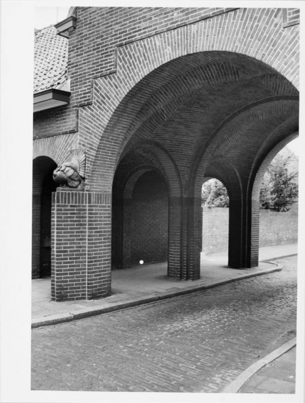 Varviksingel Overzicht van de poort naast nr. 48 met bouw aardewerk van W.C. Brouwer. gemeentelijk monument.jpg