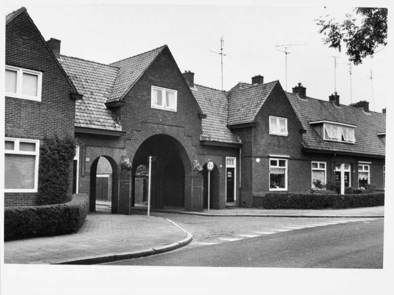 Varviksingel richting Glanerbrug, nrs. 28 en lager. gemeentelijk monument.jpg