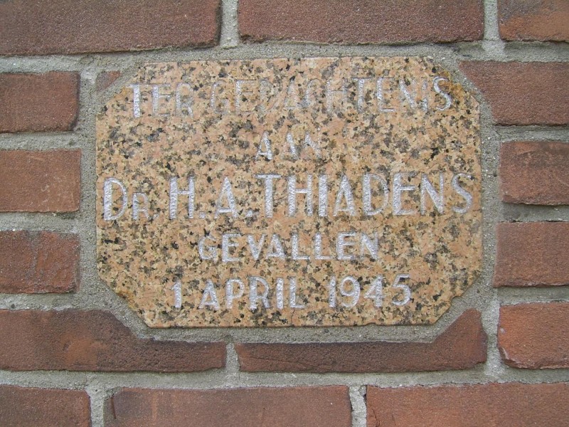 Dr. H. A. Thiadensstraat gedenksteen verzetsman Thiadens.jpg