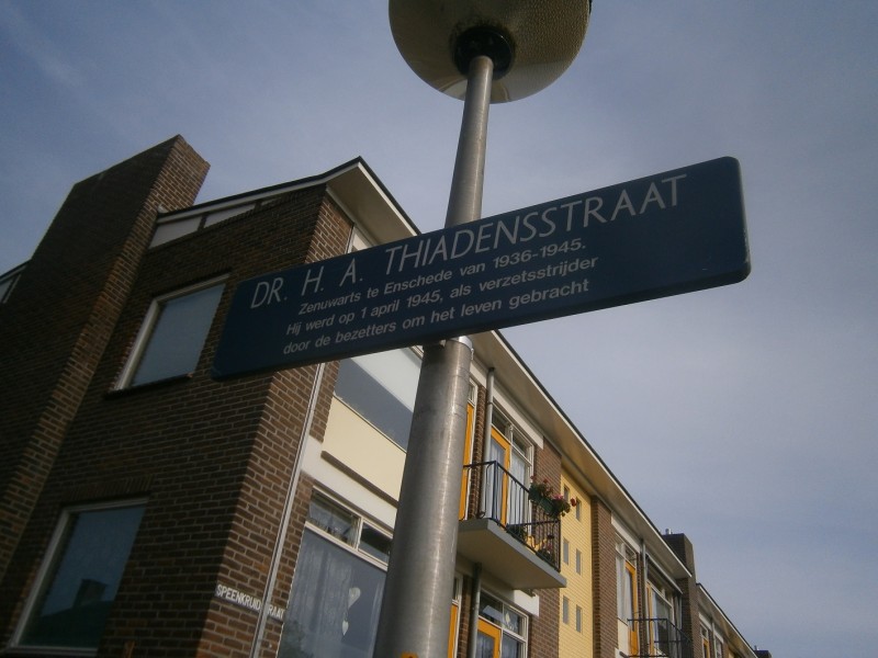 Dr. H.A. Thiadensstraat straatnaambord.JPG