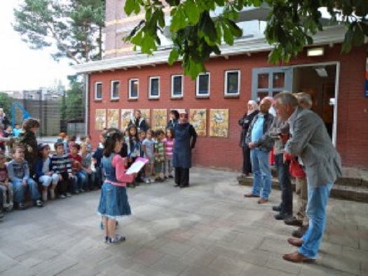 Javastraat Madoerastraat Al-Ummahschool onthulling keramieken kunstwerken van kunstenaar Henk Blokhuis.jpg