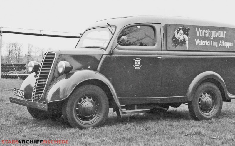 Bestelwagen van gasbedrijf van gemeente #Enschede met verwisselbare schilden en stadswapen 1952.jpg