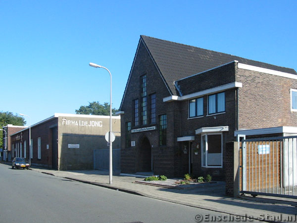 Boddenkampstraat rechts Meubelfabriek I. de Jong en kerk Vrije Evangelische gemeente.jpg