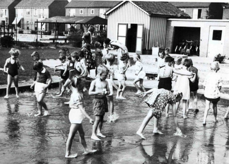 Dr. Johan Wagenaarstraat 1962 Spelende kinderen bij kleuterschool Roodkapje.jpg