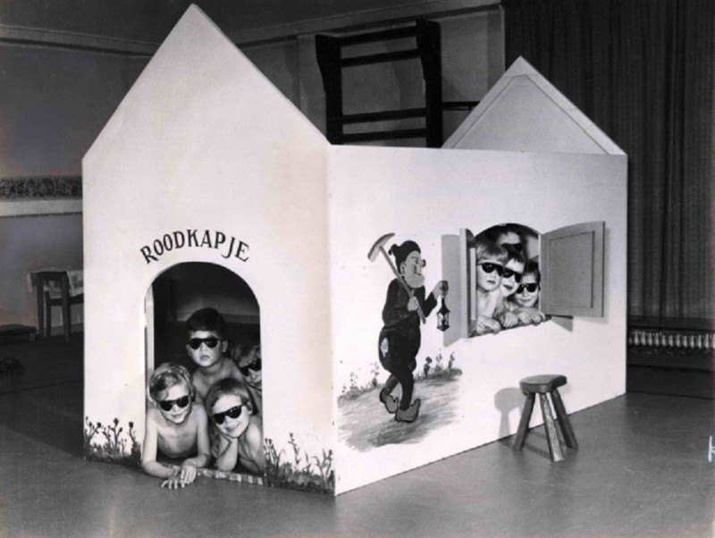 Dr. Johan Wagenaarstraat 1962 Spelende kinderen in de kleuterschool Roodkapje. De kinderen spelen in een speelhuis dat voorzien is van UV-lampen..jpg
