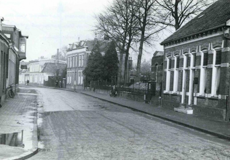Brinkstraat vanaf de hoek met de Berkenkamp. Aan de rechterkant de ruïne van de Brinkschool die bij het bombardement van 22 februari 1944 is getroffen..jpg