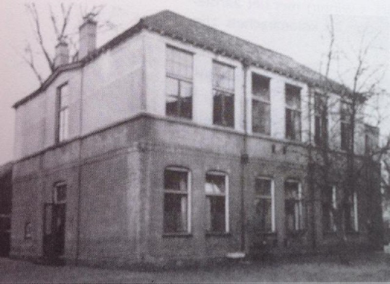 Brinkstraat 6 in 1921 werden de scholen op nr 4 en 6 gesplitst in Eerste en Tweede Ulo, de Bannink Mulo en de Regelink Mulo. In 1958 werd de A.M Borrenmulo aan de Hofstedeweg in gebruik genomen..jpg