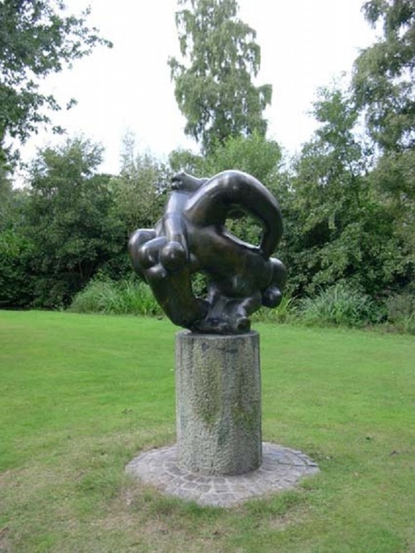 Beneluxlaan, thv de Münsterstraat kunstwerk Pegasus van beeldhouwer Gooitzen de Jong.jpg