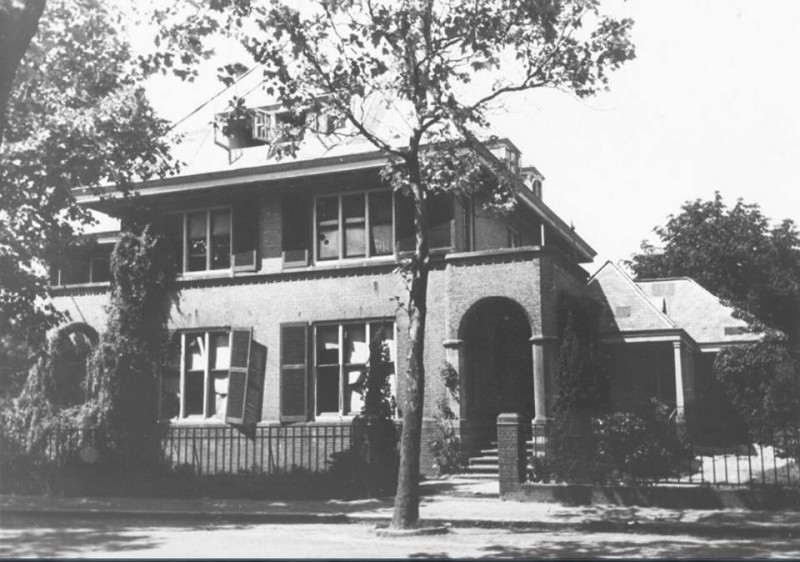 M.H. Tromplaan het huis van Sig Menko. Deze was in de oorlog . voorzitter van de Joodsche Raad. De SD had zijn huis in beslag genomen.jpg