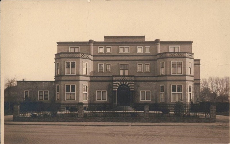 M.H. Tromplaan 1924 Huis-villa van Miljam Menko en Bertha Menko-Edersheim aan de Rembrandtweg 43 in Enschede. Architect Karel de Bazel. Het latere Memphis hotel..jpg