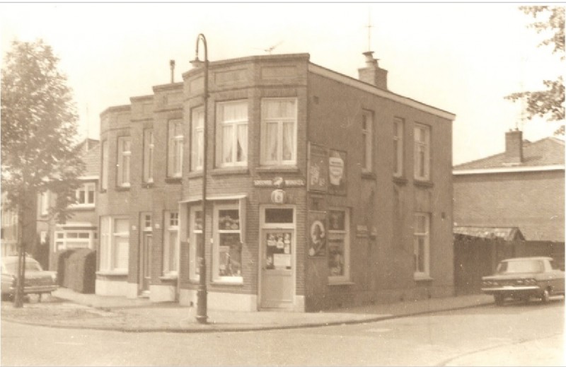 Lipperkerkstraat 447 hoekpand met winkel Sperwer 1967.jpg