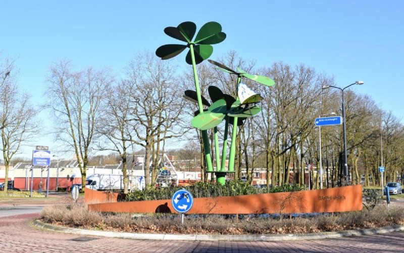 Knalhutteweg rotonde kunstwerk Klavertje Vier.jpg