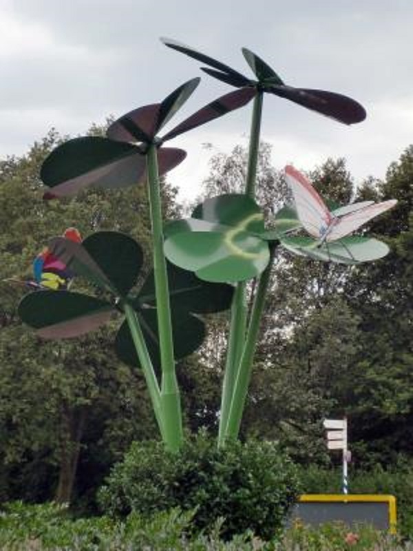 Knalhutteweg rotonde kunstwerk Klavertje Vier van kunstenaar Alwie Oude Aarninkhof (3).jpg