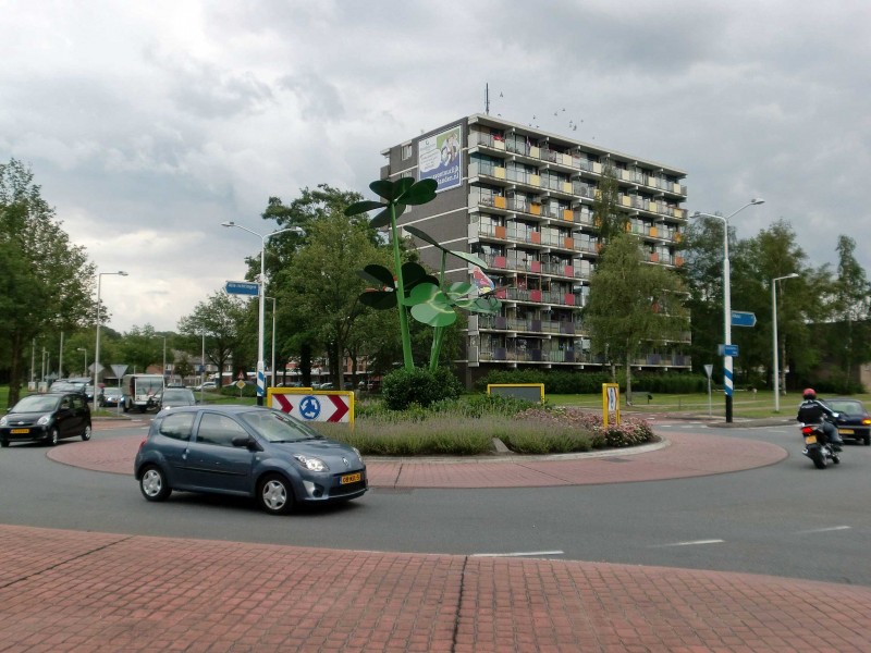 Knalhutteweg rotonde kunstwerk Klavertje Vier van kunstenaar Alwie Oude Aarninkhof (2).jpg