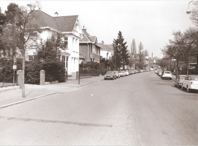 M.H. Tromplaan 20 Straatbeeld in de oostelijke richting vanaf de De Ruyterlaan okt. 1971.jpg