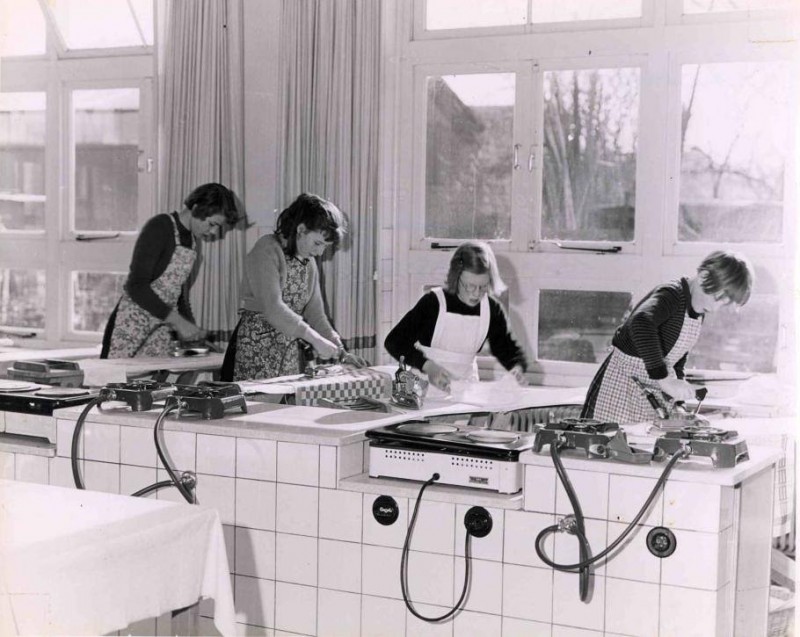 Emmastraat Emmaschool 1954 strijkles.jpg