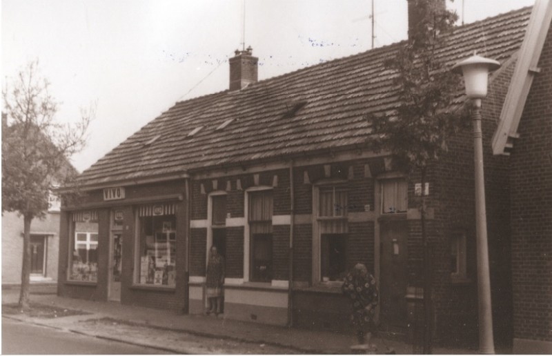 Steenweg 22 Voorzijde woningen en winkel V.I.V.O. 1967.jpg