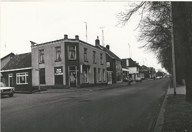 Oosterstraat 33-35 hoek Rozenstraat met de VIVO kruidenierswinkel van Wevers. 19-3-1980.jpg