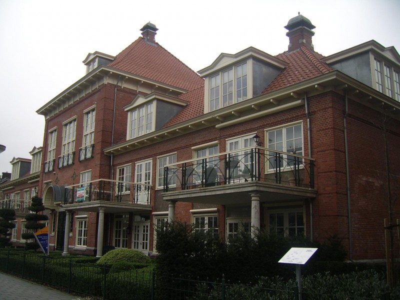 Kortenaerstraat vroeger Kortenaerschool.JPG