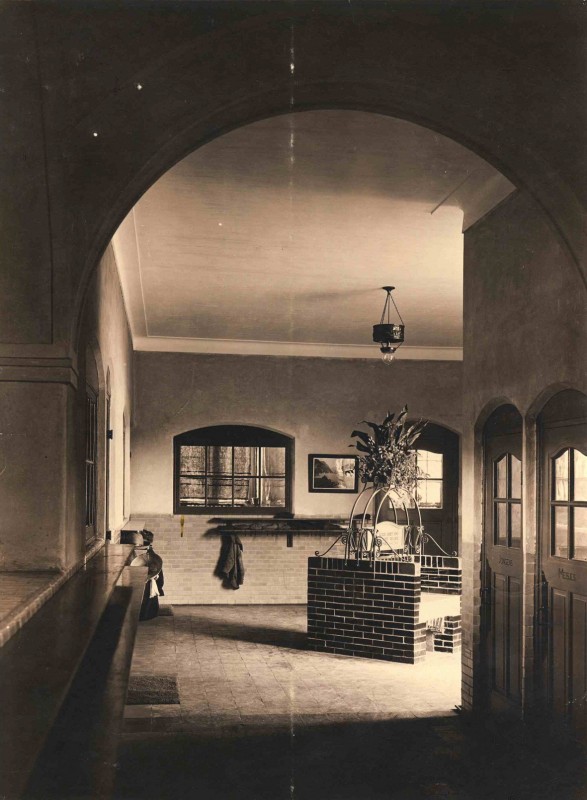 Kortenaerstraat 1931 Gang in de Kortenaerschool.jpg