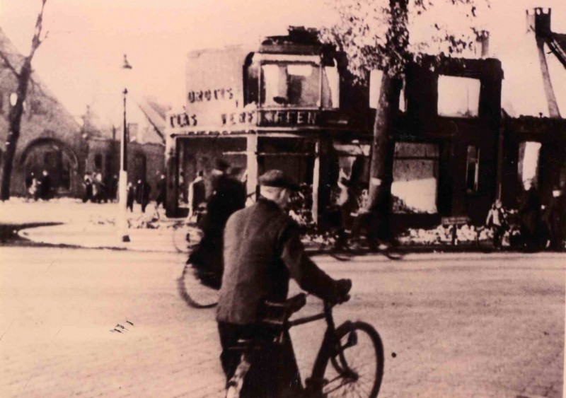 Haaksbergerstraat Zicht op verwoeste pand van Kiffen bombardement van 22-2-1944.jpg