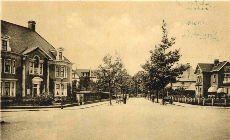 Rembrandtlaan (later M.H. Tromplaan) Hoek Vondelstraat (later Kortenaerstraat) richting Volkspark. 1920.jpg