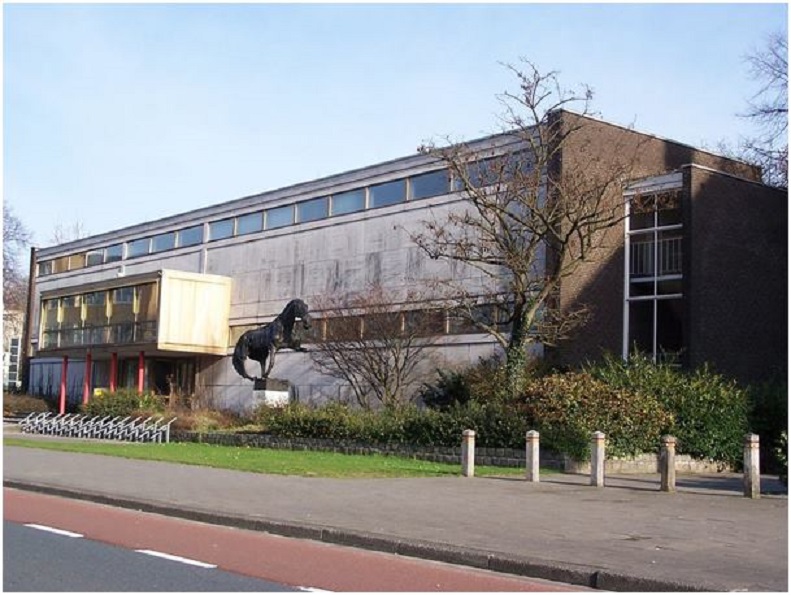 de Ruyterlaan Natuurhistorisch museum met paard.jpg