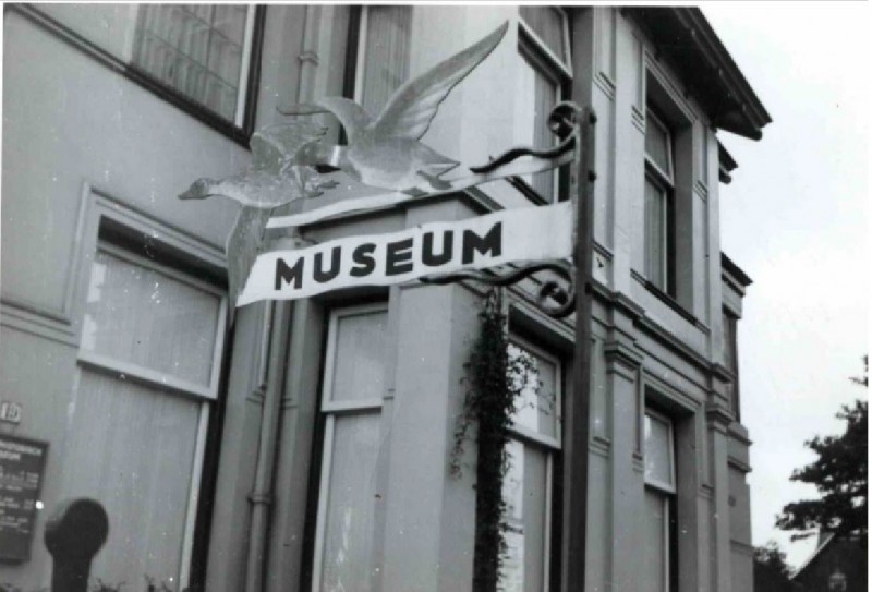 M.H. Tromplaan Natuurhistorisch Museum met aan de gevel een uithangbord met twee ganzen.1948.jpg