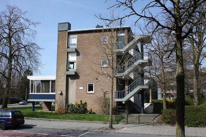 Kortenaerstraat appartementencomplex - zijgevel met trap.jpg