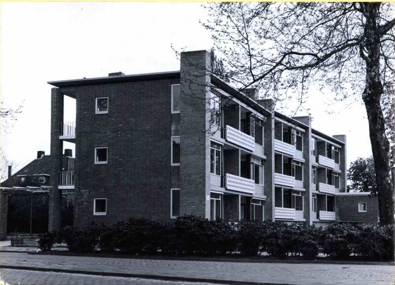 Kortenaerstraat 1953 Zicht op een flat hoek M.H. Tromplaan.jpg