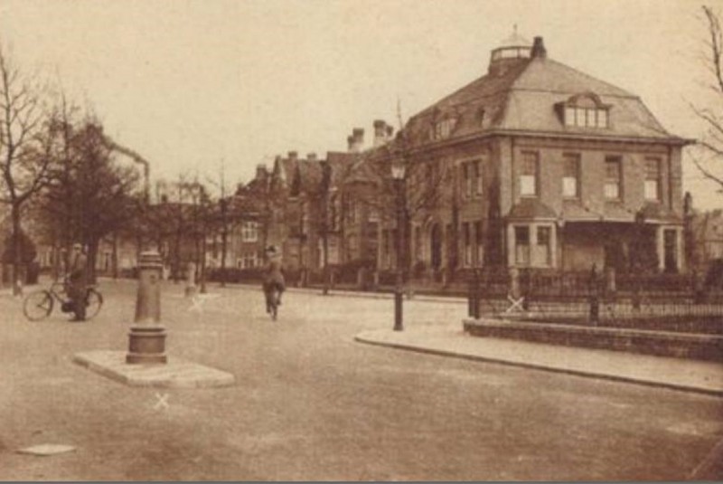 M.H. Tromplaan hoek  Kortenaerstraat.1928 villa van Alfred en Fré Menko-Warendorff aan de Rembrandtlaan 43.  In de oorlog vernield door een bom..jpg