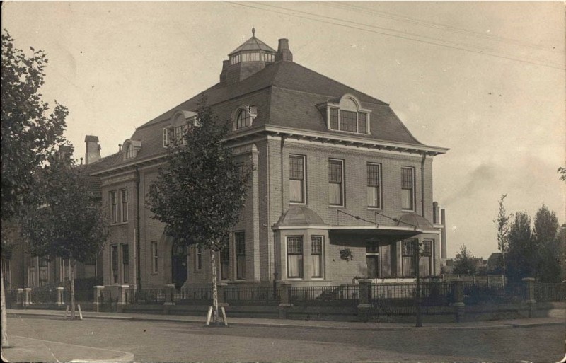 M.H. Tromplaan  Kortenaerstraat. In de oorlog vernield door een bom..1928 villa van Alfred en Fré Menko-Warendorff aan de Rembrandtlaan 43.jpg