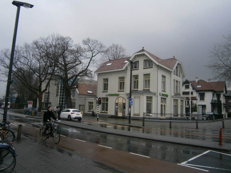 De Ruyterlaan 2 hoek M.H. Tromplaan kantoor Maandag nu gemeentelijk monument.JPG