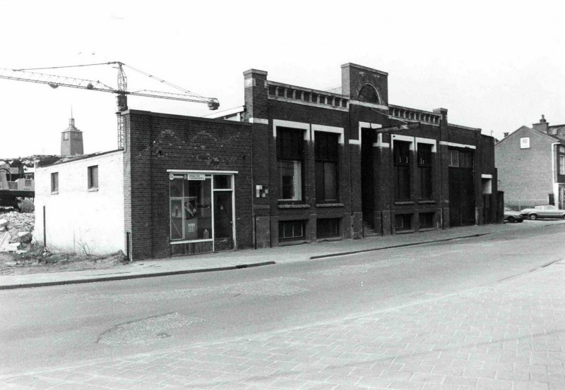 Veenstraat 1977  Verf- en glashandel Holst.jpg