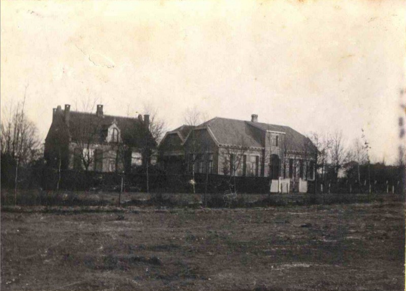 Knalhutteweg Eschmarkerschool met meester Spans ook wel Spansschool nu lokatie De Ark 1904.jpg