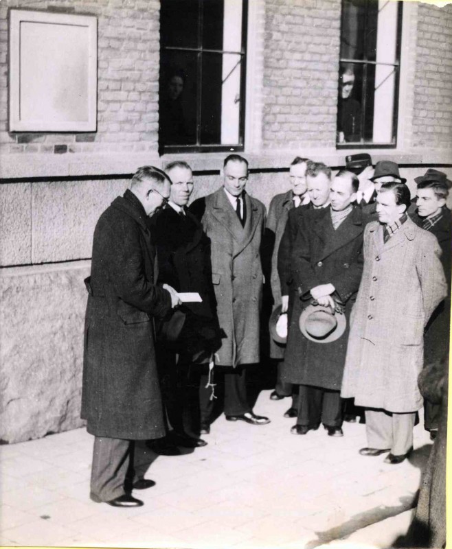Langestraat 25-2-1946 Onthulling  gedenksteen Zwanenburg met daarop de dankbetuiging van de mannen van Zwanenburg, die geholpen zijn op de terugkeer naar ons land vanaf Duitsland..jpg