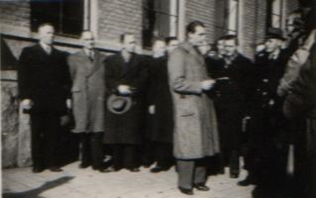 Langestraat Stadhuis 25-2-1946, de onthulling van de plaquette in de muur van het stadhuis van Enschede.JPG