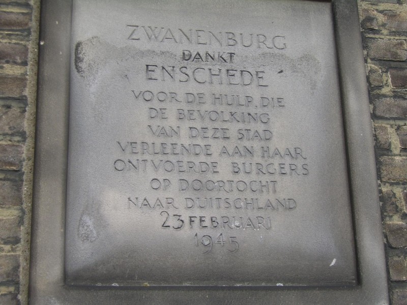 Langestraat Stadhuis  gedenksteen Zwanenburg 23-2-1945.jpg