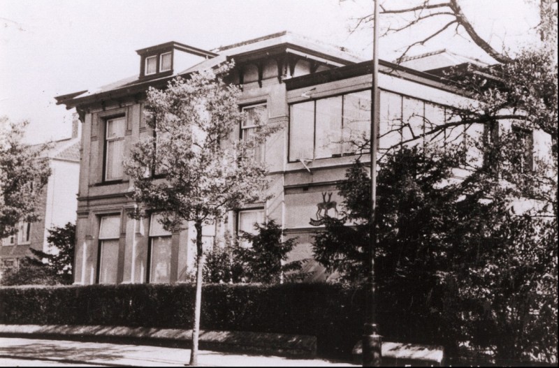 M.H. Tromplaan 1950 Zicht op Villa Serphos, gebouwd in 1910 voor de familie Izak en Estella Serphos. Lange tijd is dit gebouw onderdeel geweest van het Natuurmuseum.jpg